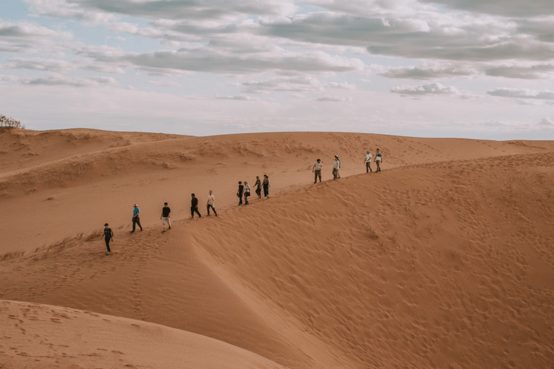 Desert Hiking Essentials: Pack Features That Handle Heat, Sun, and Sparse Water Sources - Light Hiking Gear