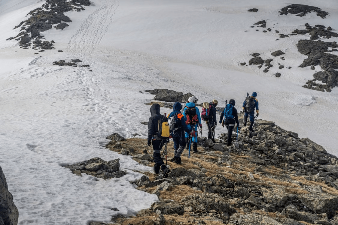 Winter Mountaineering Packs: Layering, Crampon Storage, and Cold-Weather Load Management - Light Hiking Gear
